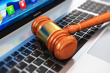 Laptop klavye üzerinde tahta tokmak