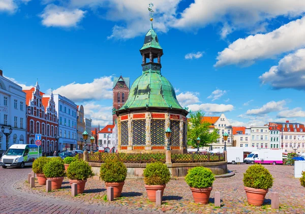 Marktplein in de oude stad van Wismar, Duitsland — Stockfoto
