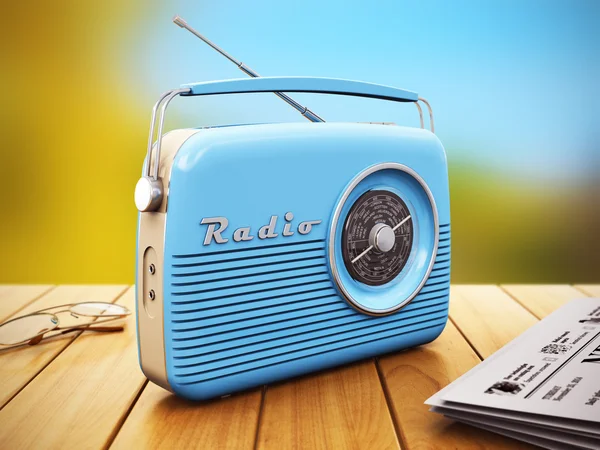 Rádio velho na mesa de madeira ao ar livre — Fotografia de Stock