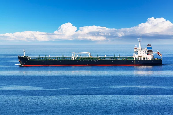 Промисловий нафтовий і хімічний танкерний корабель — стокове фото
