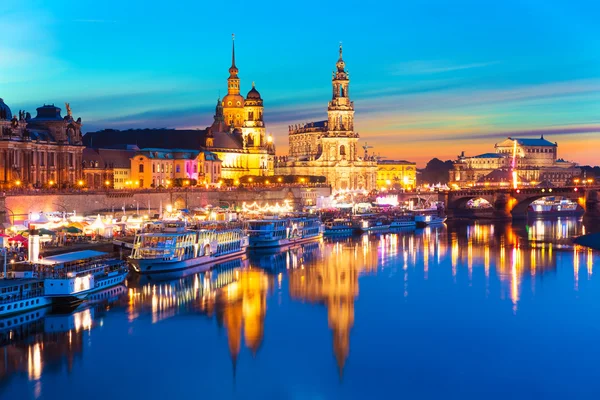 'S avonds landschap van de oude stad in Dresden, Duitsland — Stockfoto