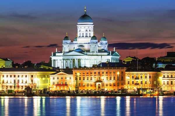 Paisaje nocturno del casco antiguo de Helsinki, Finlandia — Foto de Stock