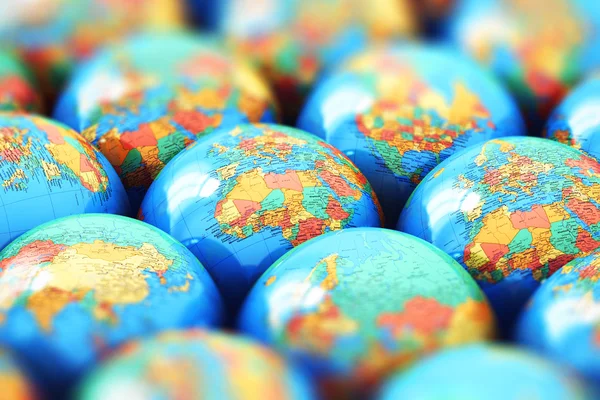 Petites globes terrestres avec cartes du monde — Photo