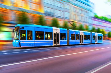 Stockholm, İsveç'te caddenin üzerinde modern tramvay