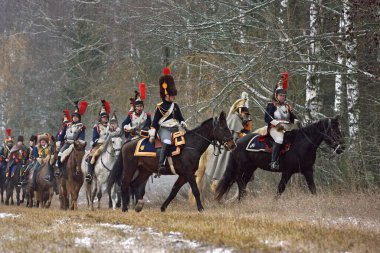 Borisov, Belarus - 25 Kasım 2018: 1812 'de Rus ve Fransız orduları arasındaki Napolyon Savaşı' nda Berezina Muharebesi 'nin tarihi yeniden inşası. Berezina Nehri 'ni geçmek.