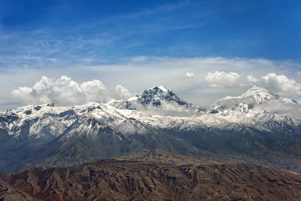 在Annapurna Cirkut徒步旅行结束和前往上穆斯塔克王国途中的尼泊尔喜马拉雅山景 — 图库照片