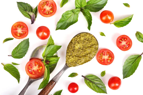 Mezcla Rodajas Tomates Hojas Albahaca Cucharas Vintage Con Pesto Verde —  Fotos de Stock