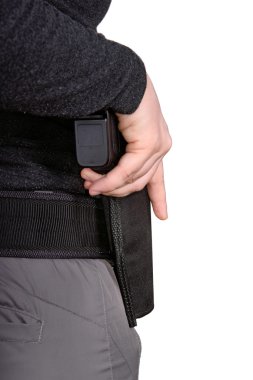 Eli silah tutan kadın