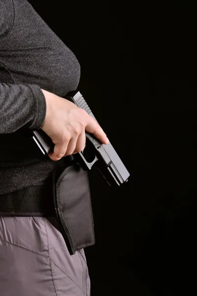 Ręka z pistolet z kabury — Zdjęcie stockowe