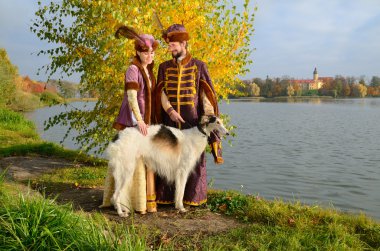Çift borzoi köpek ile ortaçağ kostümleri
