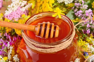 Tahta kaşık ile cam kavanoza tatlım