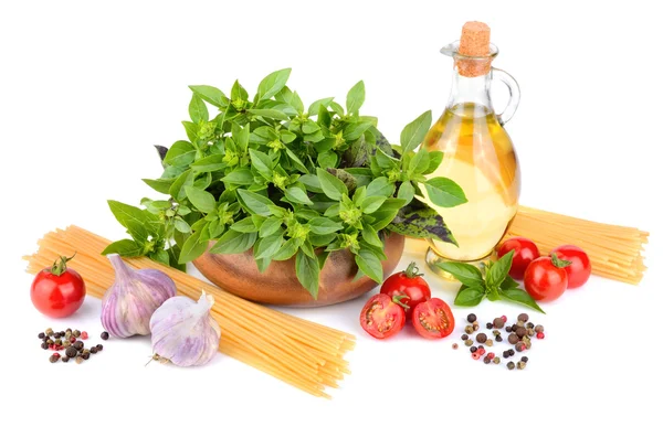 Basilicum, olijfolie, cherry tomaten, knoflook en spaghetti — Stockfoto