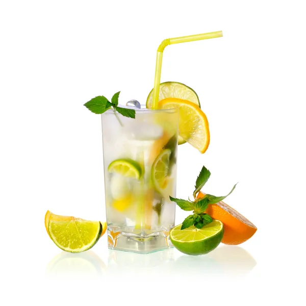 Limonade met citroen, munt, kalk en oranje bladeren — Stockfoto