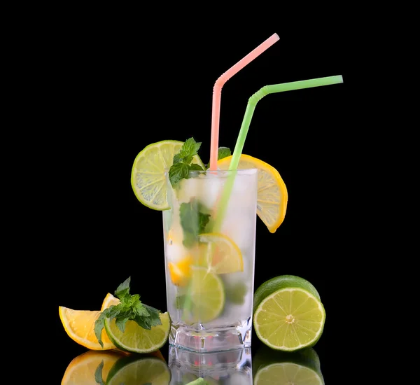 Limonade met muntblaadjes en ijs — Stockfoto