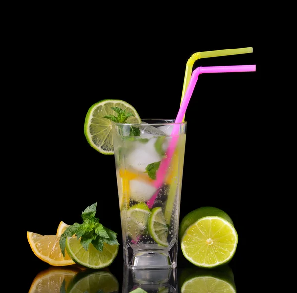 Copo de limonada contra fundo preto — Fotografia de Stock