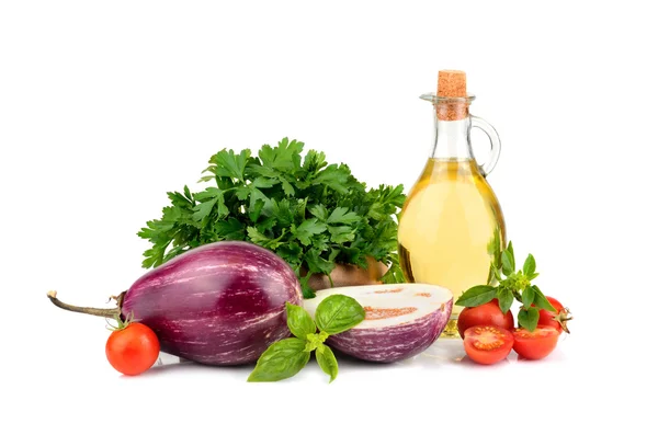 Aubergine, persilja, basilika och tomater med olivolja — Stockfoto