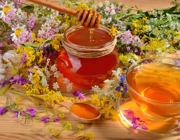 Čaj v poháru a medu — Stock fotografie
