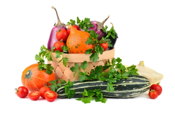 Aubergine, courge, citrouille, feuilles de persil vert et tomates — Photo