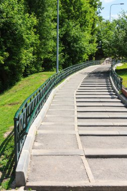 Parktaki merdivenler.