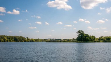 Göl ve gökyüzü olan doğa manzarası