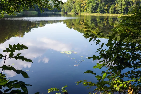 Paisaje Natural Con Superficie Del Lago Reflejo Del Cielo — Foto de Stock