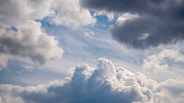 Arka planda gökyüzü ve kümülüs bulutu