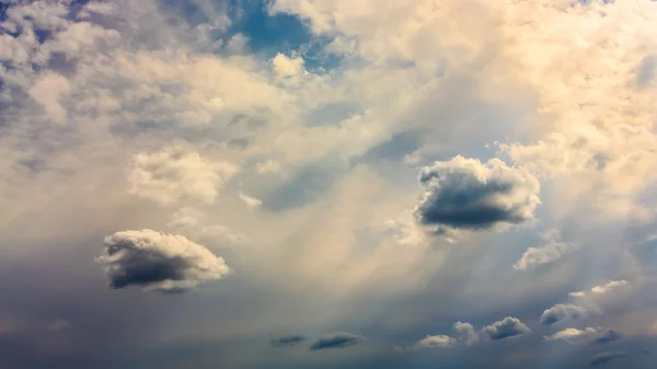 Landskap med molnig himmel — Stockfoto