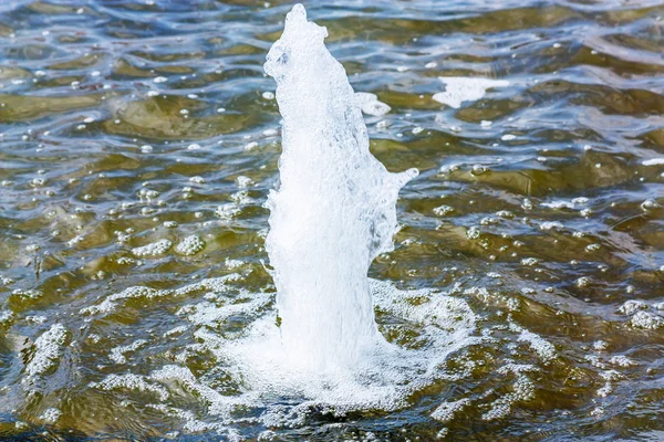 Vattenytan med fontänen — Stockfoto