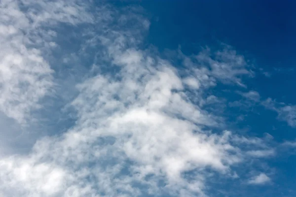 Moln på den blå himlen — Stockfoto