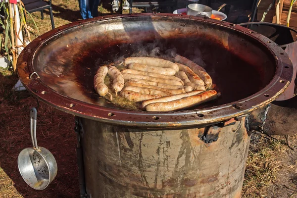 Friggere di salsicce su pentola — Foto Stock