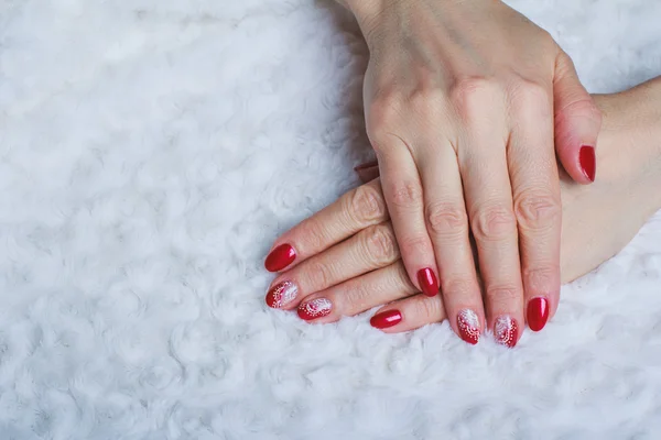 Red nail art met wit kant met stippen en lijnen — Stockfoto