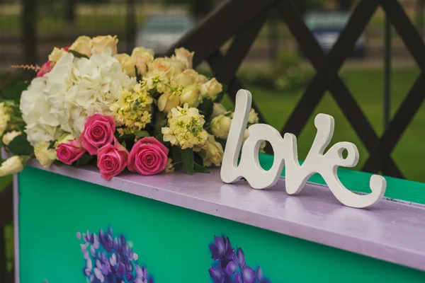 Koninklijk huwelijksceremonie in het voorjaar met piano, versierd met bloemen — Stockfoto