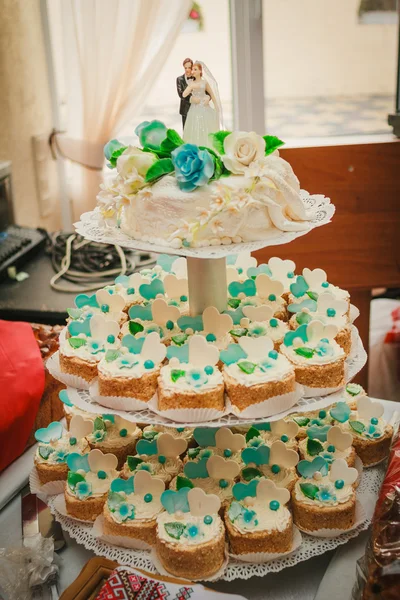 Torta nuziale con fiori — Foto Stock