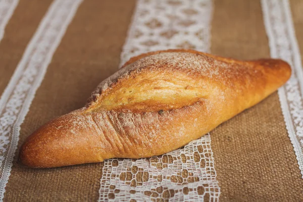 Pan blanco casero en arpillera —  Fotos de Stock