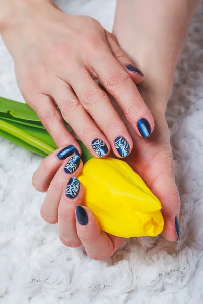 Arte de uñas azul con encaje blanco —  Fotos de Stock