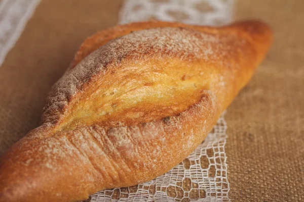 Hausgemachtes Weißbrot auf Klette — Stockfoto