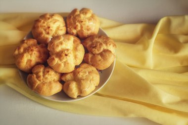 Vanilyalı krema ile eklerleri