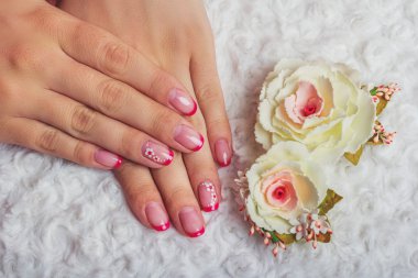 Çiçekli Kırmızı Fransız tırnak sanat