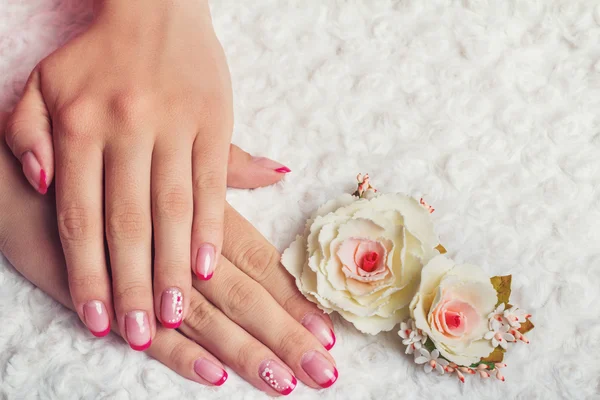 Nail art rosso francese con fiore — Foto Stock