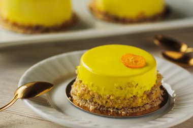 Mini Mus kek sarı sır ile kaplı. Modern Avrupa cak