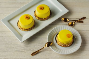 Mini Mus kek sarı sır ile kaplı. Modern Avrupa cak