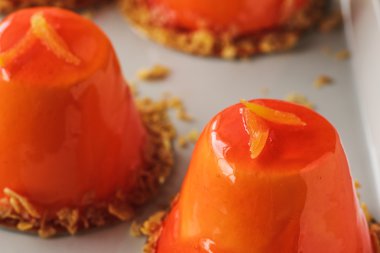 Mini orande Mus kek sırla kaplı. Modern Avrupa cak