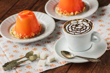 Mini orande Mus kek sır ve kahve ile kaplı. Modern e