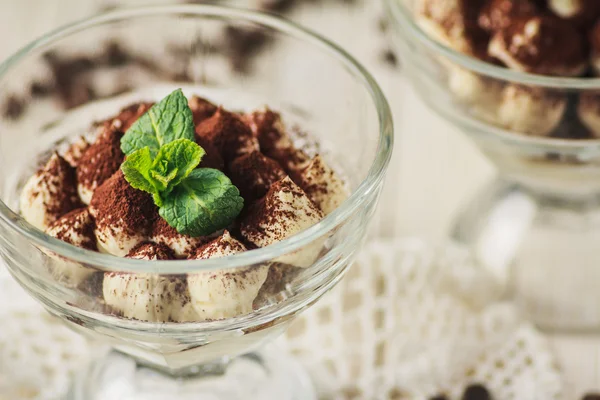 Tiramisu-Dessert im Glas mit Minze — Stockfoto