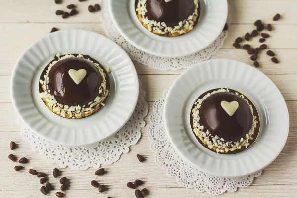 Pasteles de mousse de chocolate con decoración de corazón — Foto de Stock