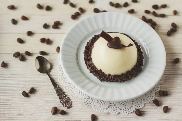 Pastel de mousse de chocolate con decoración de corazón — Foto de Stock
