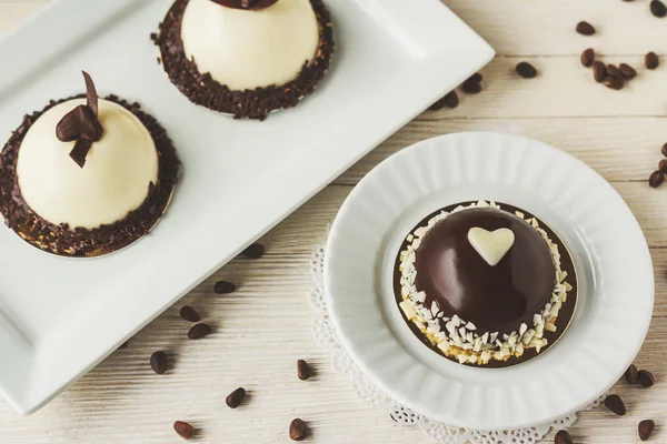 Pasteles de mousse de chocolate con decoración de corazón — Foto de Stock