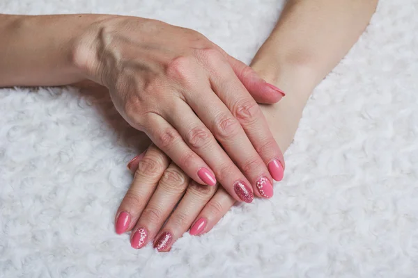 Roze nail art met bloem op textiel — Stockfoto