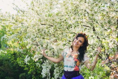 Boncuklu kafa bandı ile çekici genç gülümseyen kadın