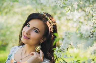 Boncuklu kafa bandı ile çekici genç gülümseyen kadın